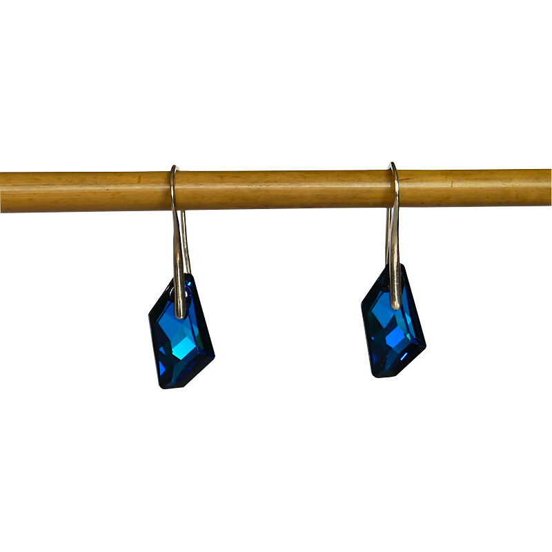 Krótkie kolczyki Burin to kryształ o nieregularnym kształcie, podobnym do równoległoboku. Mieni się na niebiesko i turkusowo.