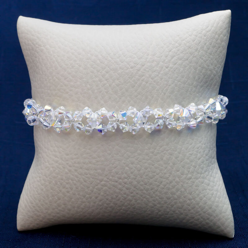 Bransoletka z kryształów bicone crystal AB o splocie przypominającym połączone wzdłuż ósemki. Łączący kryształ jest większy.