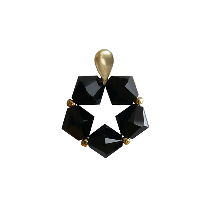 Mała zawieszka z pięciu czarnych kryształów bicone, złączonych na kształt pięciokąta. Środek tworzy pięcioramienną gwiazdę. Pomiędzy kryształami pojedynczy jasnozłoty koralik.
