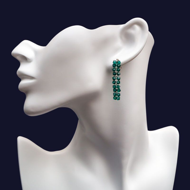 Długie kolczyki z kryształów bicone emerald zebranych po 4 na kształt kwadratów. Pomiędzy każdą grupą bezbarwny koralik.